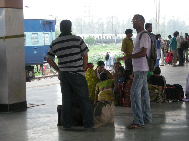 みんな電車が来るのを待っています。<br />プラットホームは蠅が多かったです。<br />しかもでかい。