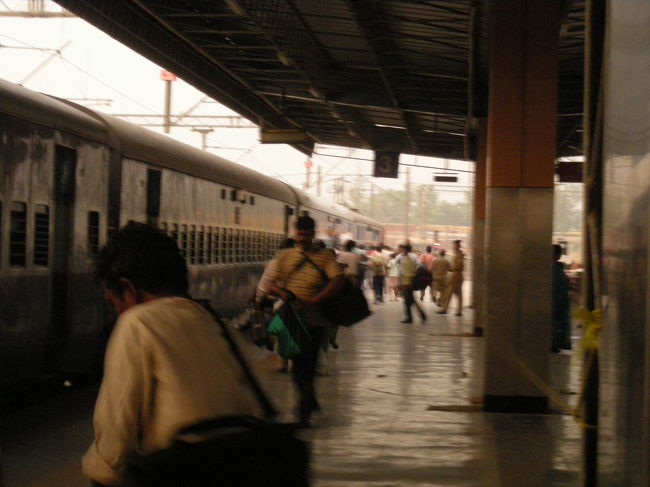 電車がきたら、自由席の人が我先に！と走りこんでいきます。<br />ちなみに、まだ電車は動いています。