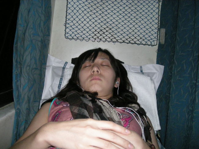 こんな風に寝てました。<br />っていっても、襲われたらどうしよう！とか、かばん取られたらどうしよう！とか、不安が付きまとって熟睡できず。<br />このツアーを一人で申し込んだことに後悔した時。