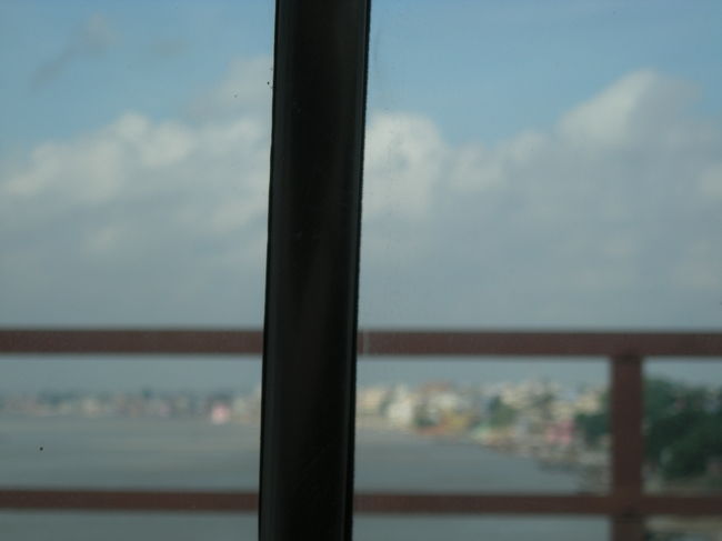 四日目の朝、着きました、バラナシ。<br />列車が着いたのはバラナシから少しある小さな町。<br />そこからは車で移動。<br />左に見えますのが〜ガンジス川〜ガンジス川〜