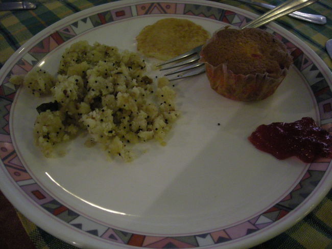 朝食はどこかの安ホテルのビュッフェ。<br />食べられるものがほとんどなかった。