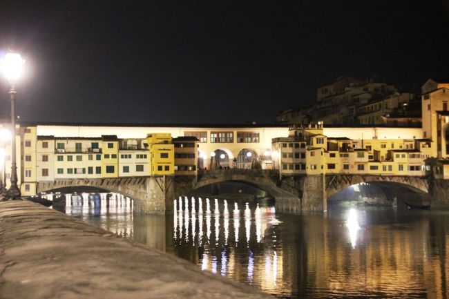 お腹いっぱいになって、さらに夜の街をお散歩です。<br />意外と、寒くない。<br />あっ！　ポンテ・ヴェッキオ！