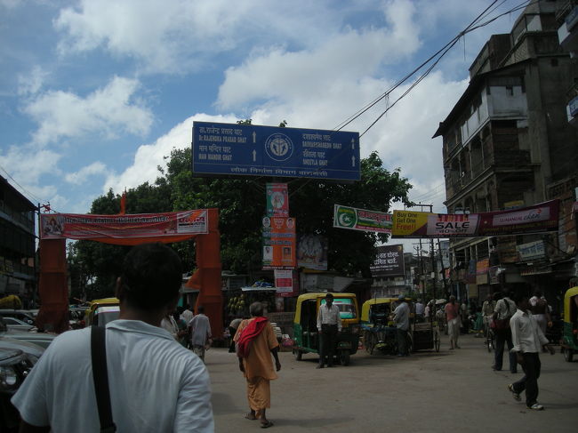 来ました。バラナシ！<br />ここから、有名なガートまで歩きます。