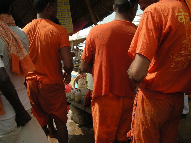 オレンジの服を着た人がたくさんいました。<br />ガンジス川の聖なる水を汲みに着ているらしいです。<br />自分たちの町から、ここまでずっと歩いてこなければならないらしく、みんなあせだくでした。