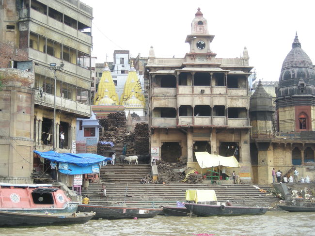 火葬場のガート。<br />薪がたくさん。