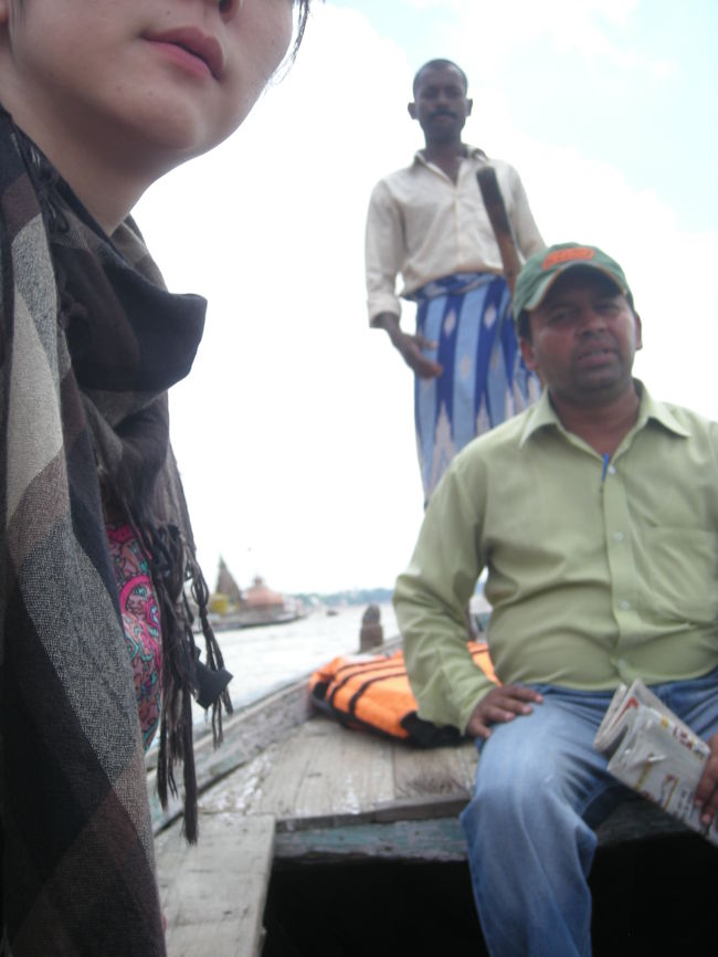 私のガイドさんがつけた、現地ガイド。<br />ガイドなのにガイドが必要とは・・・<br />後ろで立ってる人は船頭さん。<br />