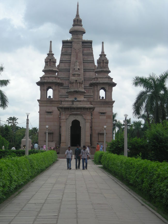 陸地に戻ったら、サルナート(sarnath)という町へ。<br />Mulgandha Kuti Vihar ムルガンダ・クティ寺院<br />ブッダが初めて説法した寺院です。