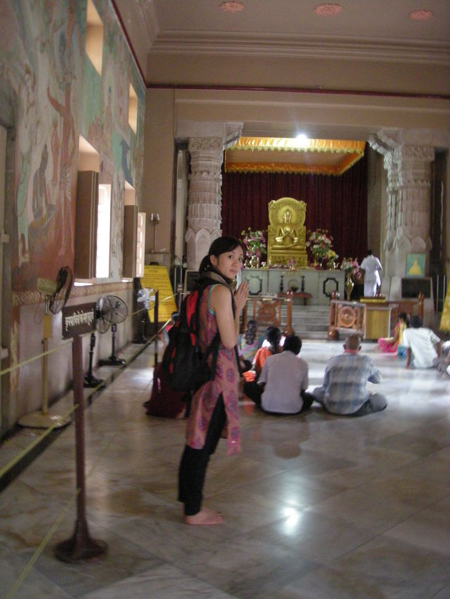 中でちょっとお祈りをしました。<br />壁には仏陀の一生が描かれています。<br />この絵は日本人が描いたようです。