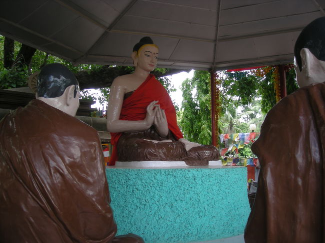 外にある仏陀と弟子の像。