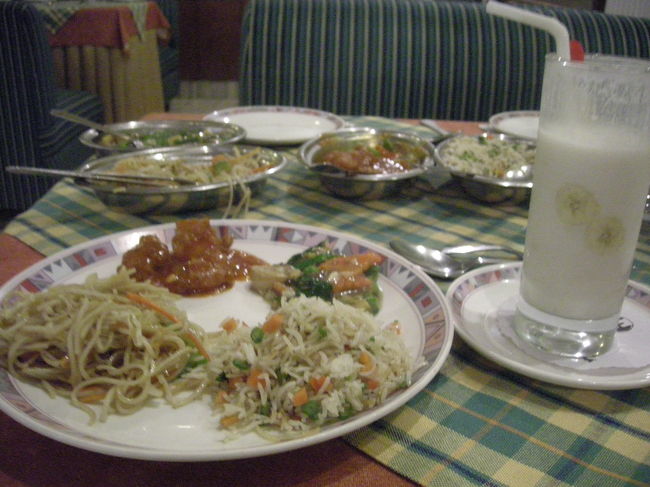 昼ごはんは朝と同じ安ホテルのビュッフェ。<br />しかも中華料理。おいしくない。<br />インドだからとラッシーを頼んだが間違い。<br />中華とラッシーは死ぬほど会わない。どーん↓