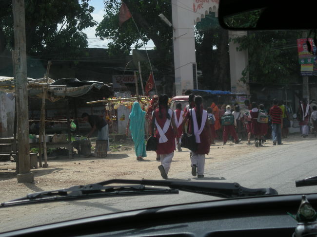 次なる地へ行く車内より。<br />インドの女子高生。<br /><br />⇒インド　パート２へ！！
