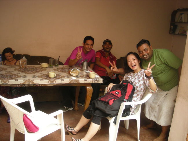 アグラ駅で捕まえたリキシャーの運転手が、今日一日のガイドをしてくれることに。<br />人との出会いを大切にするとてもいい人で、一日ツアーの割りに安値だったから、大丈夫かしらと疑ったけど最後までいい人でした。<br /><br />ここはこの運転手さんの友達が経営してるゲストハウス。<br />まずはここでチャイをいただきました。