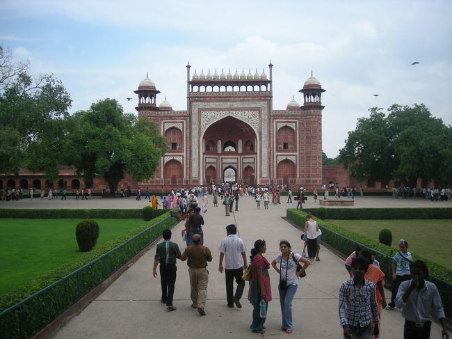 小休憩の後、メインのタージマハルに向かいます！<br />これはsouth gate南門です。