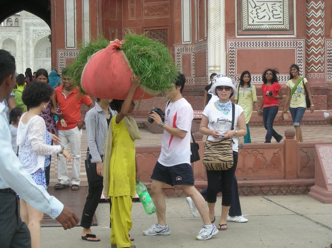 頭の上で何でも運んじゃいます。<br /><br />そしてそれを取る韓国人のおばちゃん。