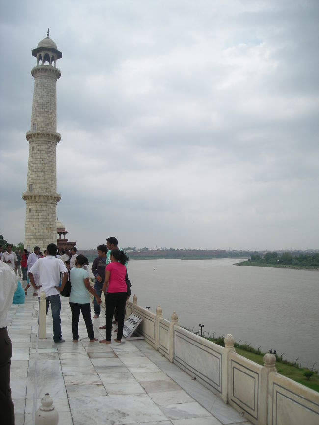 タージマハルからみるヤムナー川（ガンジス川の下流）