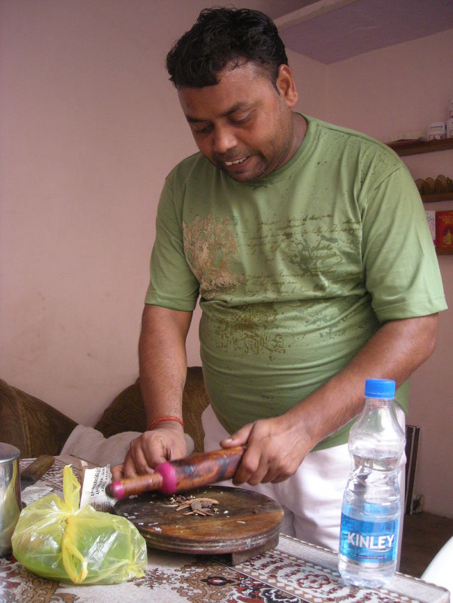 タージマハルを堪能したら一旦ゲストハウスに戻って昼食。<br />さっきの人がチキンカレーを作ってくれました。