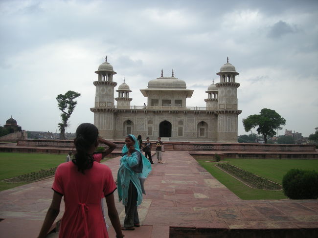 ご飯の後は、運転手さんお任せで町めぐり。<br />まずはベイビータージマハル。<br />本当の名前はわかりませんが、運転手さんがそういってました。