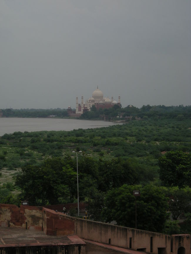 アグラ城からみたタージマハル。
