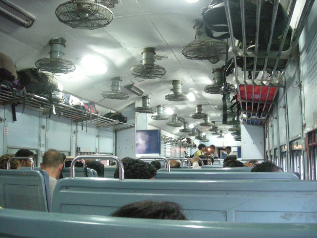 アグラ城を最後にアグラを発ちます。<br />運転手さんは本当にいい人でした。<br />もしアグラへいったら、中村さんというニックネームを持った運転手を探してください。<br /><br />これはアグラから帰る列車ない。<br />すごい数の扇風機。