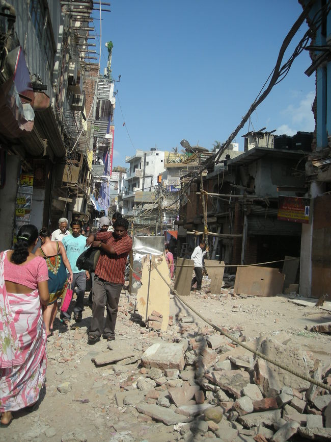 メインバザール。<br />入ってもいいのか！っていうくらい、道が荒れてました。