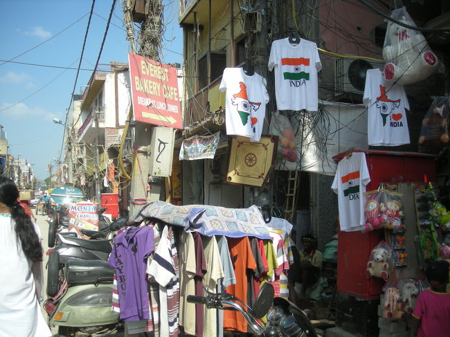ここではインドTやインドシール、インドバッグやヘナ液、だぼだぼパンツなど、いろんなものが手に入ります。