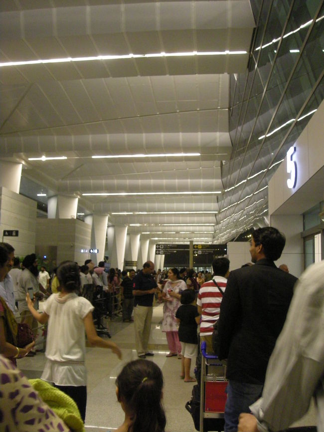 お土産をわんさか買ったら、インドの旅終了！<br />インドでは一人って言うのもあって、ずっと心配が付きまとう旅でした。<br />インド、楽しいかと聞かれたらきっと首をひねると思う。<br />でも、やっぱりタージマハルはすてきだったし、ガンジス川も壮大だった。<br />来て良かったとは思える旅でした。