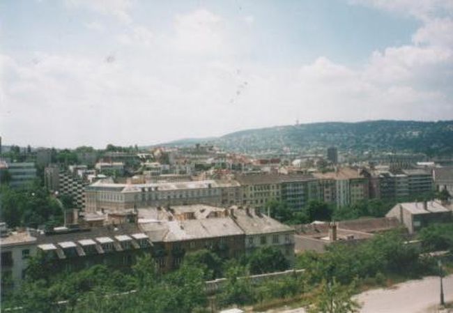 と言う事で来てみたものの〜さてどうしよう＾＾<br />ハンガリー語？？全然読めないんですけど〜。<br /><br />電話したけど繋がらない行きたかったYH。まあいいかぁ〜とりあえず直接行ってみよう〜<br /><br />到着。「あれ？？改装中？」やってないみたい＞＜<br /><br />「はぁ〜。とりあえずもう一度、駅に戻るか〜」とまたまた地下鉄使って東駅に戻ります＾＾<br /><br />