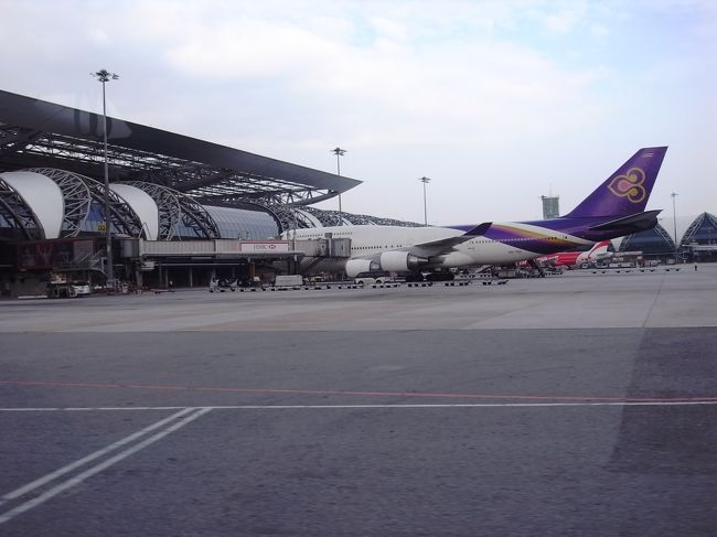 今回の旅は全部自分でアレンジ。<br />飛行機もタイ航空のＨＰから予約したのですが、ずっと取りたい便が空席なくって、何度も何度もページをのぞいてたらあるとき急にぽろっと１席だけ空席表示が！ラッキー♪<br />ＡＮＡのマイルも４０００マイルぐらいつきました！あきらめないことが肝心ね。<br /><br />関空発でスワンナプームのトランジット。<br />トランジットがちょー長くて3時間ぐらい・・・待ってる間にお茶しようとしたらクレジットカードが使えなくて、そんなまさかですよ。<br />所持金２０バーツ（60円ぐらい）でコーヒーすら買えず・・・<br />