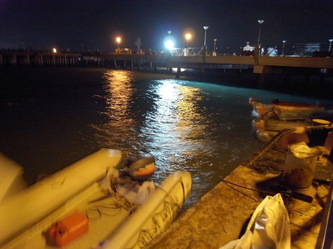 プーケットに辿りついたら、空港にダイビングショップのお兄さんたちが迎えに来てくれてて、久々の再会♪元気にしてた〜？<br /><br />早速、空港からシミランクルーズの出発するチャロン湾に移動。<br />いつもは空港から北上してタプラム港から出港となるのですが、ファーストトリップはプーケットの南、ドック近くのチャロン港からの出港です。<br /><br />ディンギーで母船に乗り込み、ガイドのお姉さんたちとも再会！