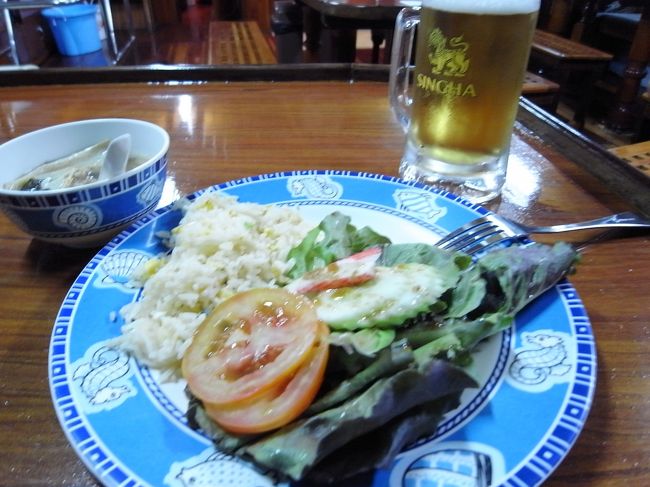 タイって近いようだけど、おうちを出てこの船に乗り込むまで、結局まる一日はかかっちゃうのよねぇ。<br />関空からプーケットへの直行便があればいいのになぁ。<br /><br />ま、とりあえずビールでカンパイ！<br />