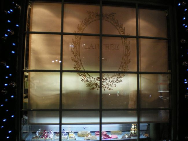 ラデュレもまだ開店前。<br />ロゴ付きブラインドまで可愛く思えます。