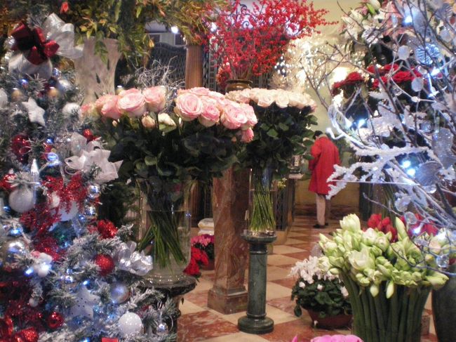 マードレーヌに戻る途中で見つけたお花屋さん。<br />クリスマスの飾り付けやバラが見事です。<br />こんなところでお買い物した〜い！