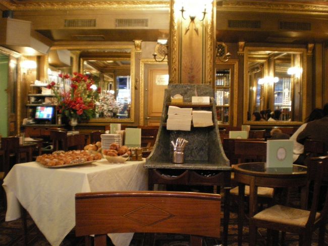 ラデュレに戻り8時30分のオープンと同時に店内へ。<br /><br />中にはビジネスマン一組、日本人の団体一組が。<br />その後、日本人女性も一人で朝食にやってきましたよ。