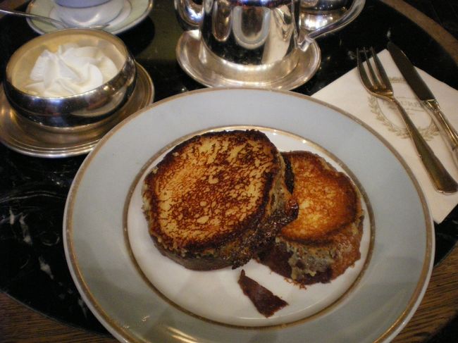 さて、パリ最後の朝食に選んだのはパン・ベルデュ。<br />写真では小さく見えますが、かなり大きいです。<br />生クリームとメイプルシロップが付きます。<br /><br />甘くて、ふわふわで美味し〜い！<br /><br />パン・ベルデュ６．３ユーロと今回もマリーアントワネット６．３ユーロで優雅な朝食です。