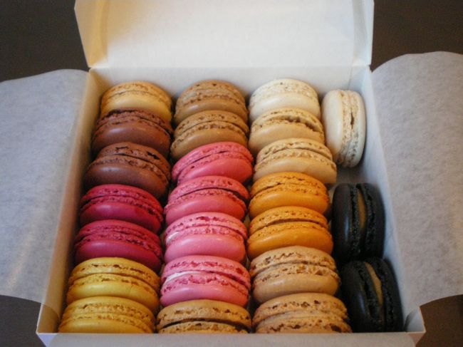 さて、食後はマカロンを買いましょう。<br /><br />日本へ持ち帰る為、24個入りを注文。<br />ちょうど日本人の店員さんがいらっしゃったので、日本語でオーダー出来ました。<br /><br />ローズ、チョコ、バニラ、クランベリー、レッドベリー、レグリス、キャラメル、コーヒー、レモン、オレンジ、マロンの11種類を買ってきました。<br /><br />マカロンは液体制限に該当しますので、機内には持ち込めません。<br />このため、日本からジップロックコンテナを持参してきました。<br />2箱に分けて隙間はティッシュを詰めてスーツケースへ。<br />多少欠けましたが、無事日本に持って帰れました！<br />会社でお土産にしましたが、みんなに好評でした。
