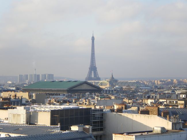 最後の荷造りをしてチェックアウト。<br />荷物はフロントの横に置いて夕方まで預かって貰いました。<br /><br />この日は寒いけどお天気は良かったので、ラファイエットの屋上に上がってみました。<br /><br />ラファイエットの屋上からみたエッフェル塔です。