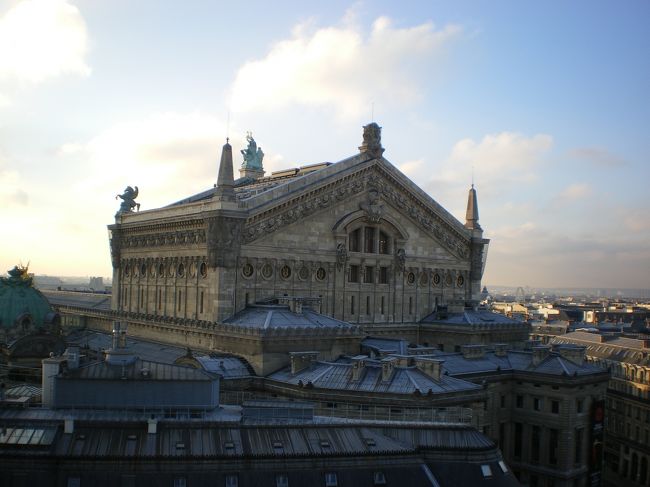 オペラ座。<br /><br />さすがに至近距離ですね。