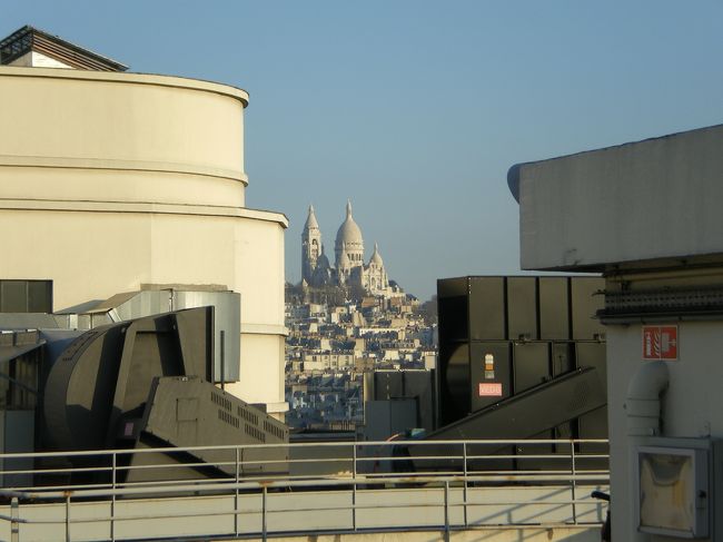 ラファイエットの屋上からみたサクレ・クール寺院。<br /><br />サクレ・クール寺院が輝いてます。<br />ああ、やっぱり無理してでも行けば良かった…。<br />次回はたっぷり時間を取ってモンマルトル散策しようと思います！
