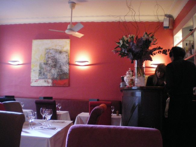 予約時間になったので、Makoto Aokiへ。<br /><br />赤を基調とした店内は落ち着いた雰囲気です。<br />店員さんはシェフのお姉さんと日本人男性。<br />アラカルトは日本語併記、本日のムニュはお願いすると日本語で説明してもらえます。<br /><br />私は前菜＋メインの21.5ユーロのコースを選びました。