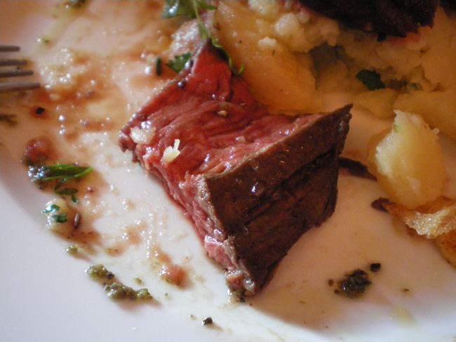 食べかけですが、お肉のアップを。<br /><br />とっても柔らかくて、ソースとの相性も良くておいしい！<br /><br />量も丁度よくて、最後にとっても美味しいランチでした。