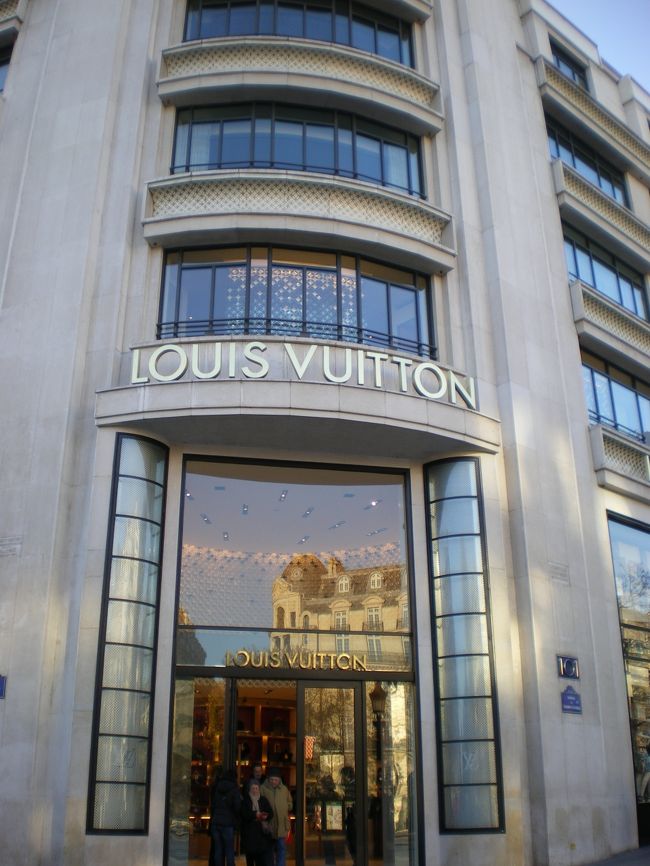 サンジェリゼ通りをぶらぶら。<br /><br />ヴィトンの本店は行列はありませんでした。<br /><br />予定よりも早いですが、荷物をピックアップして空港に向かいましょう。