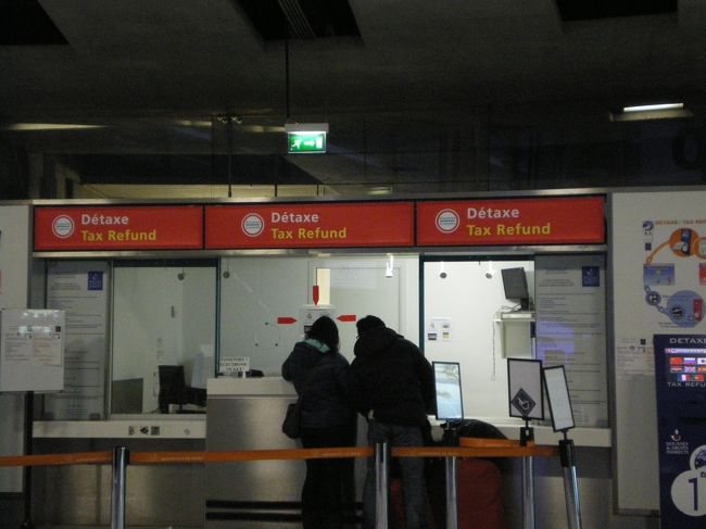 ロワシーバスに乗って空港へ。<br />5時過ぎには空港に着きました。<br /><br />チェックインすると「今日はビジネスよ」とカウンターのお姉さん。<br />人生初のビジネスです！！！<br /><br />ウキウキ気分で免税カウンターへ。<br />この時間はまだカウンターも空いてました。