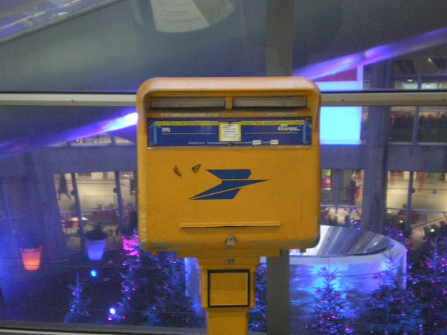 カウンターでスタンプを貰った後は、封をして向かいのポストへ投函。