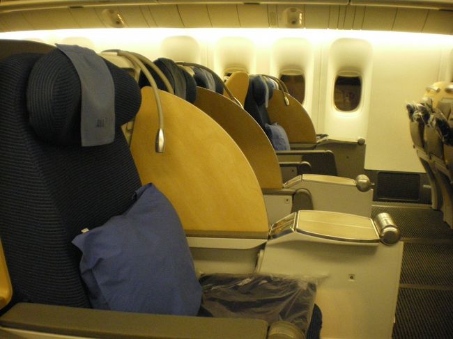真っ先に搭乗したので、誰もいない座席を撮影。<br /><br />人生初のビジネスの乗り心地はどうかな〜。