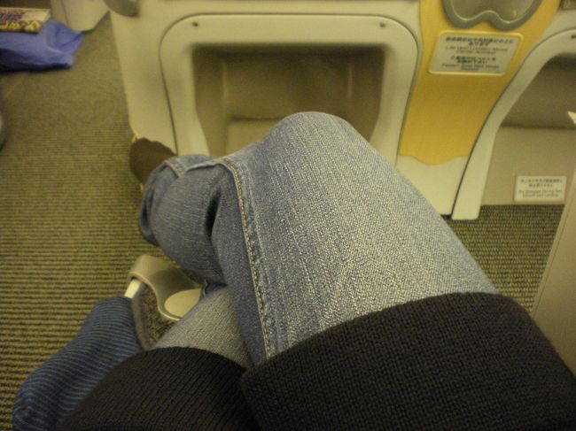 足を延ばしても全然平気。<br /><br />シートもゆったりして広々〜！