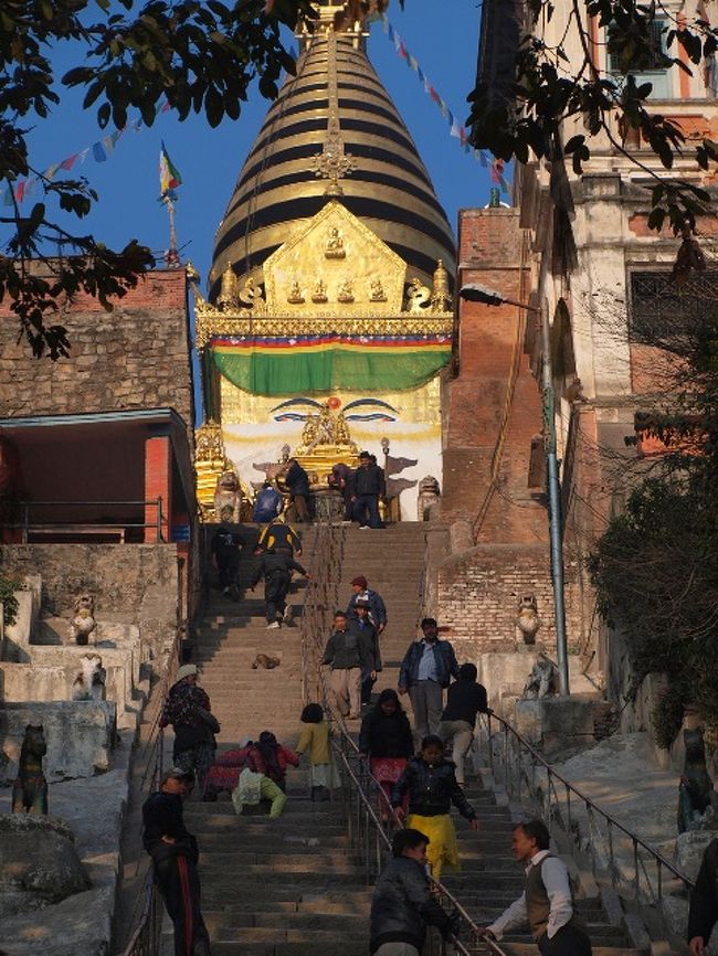 かなり長い階段を、休み休み登ると、仏塔のお目目が見えてくる