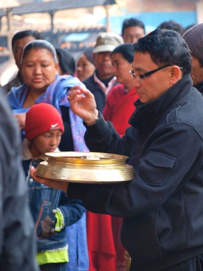 お供えものを入れるのも、ネパールのダルパートやターリーのようなお皿です