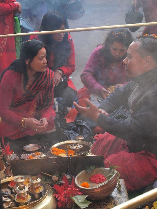 人気の祠には、行列ができていて、そのまん前では、僧侶が、プージャをしていました。数人の人たちが、儀式をお願いしていたようです。