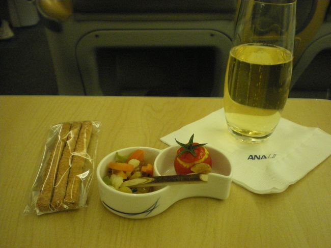 食前酒にはシャンパンを。<br />アペリティフと一緒に頂きます！<br /><br />ちなみにシャンパンは、「シャンパーニュ　フィリポナ　レゼルヴ　ミレジメ　ブリュット２００２」だそうです。<br />長い名前だな〜。