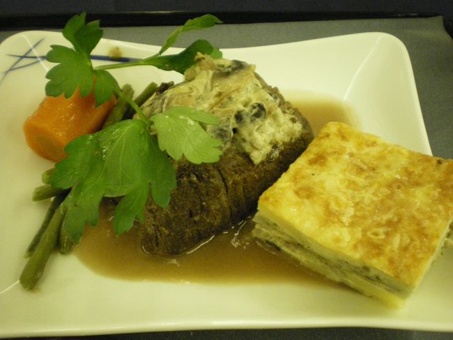 メインは牛フィレ肉のソテークリーミーなマッシュルーム添え赤ワインソース<br /><br />機内食のステーキなのに柔らかくておいしかったです。<br />付け合わせのポテトのグラタンはちょっと味が薄かったかな。